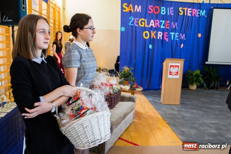 Zdjęcie w galerii na portalu naszraciborz.pl: Maturzyści z II LO pożegnali swoją szkołę wiadomości z regionu