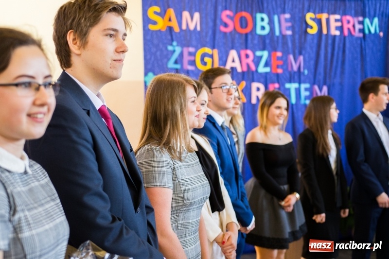 Zdjęcie w galerii na portalu naszraciborz.pl: Maturzyści z II LO pożegnali swoją szkołę wiadomości z regionu