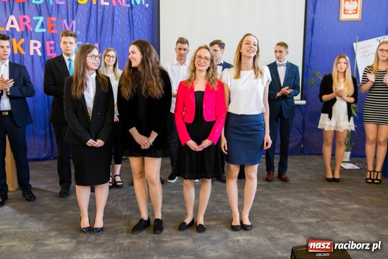 Zdjęcie w galerii na portalu naszraciborz.pl: Maturzyści z II LO pożegnali swoją szkołę wiadomości z regionu