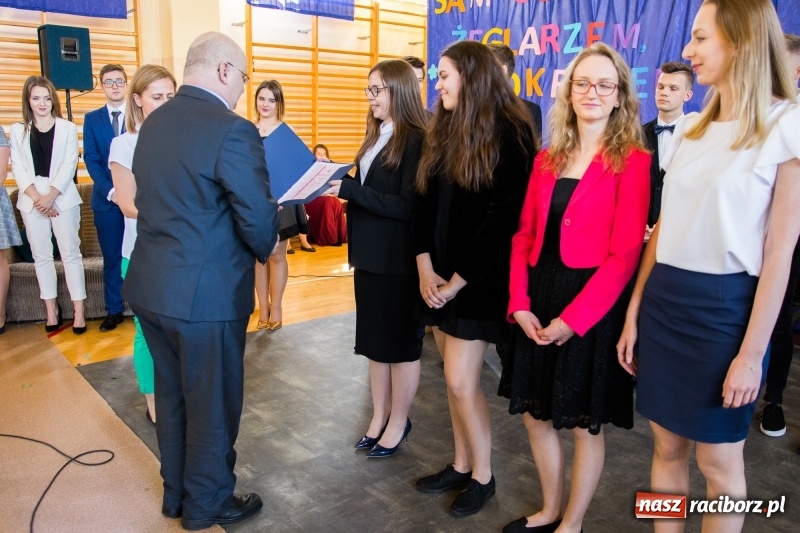Zdjęcie w galerii na portalu naszraciborz.pl: Maturzyści z II LO pożegnali swoją szkołę wiadomości z regionu