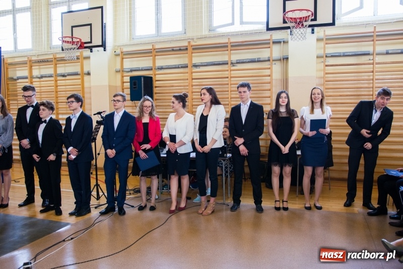 Zdjęcie w galerii na portalu naszraciborz.pl: Maturzyści z II LO pożegnali swoją szkołę wiadomości z regionu