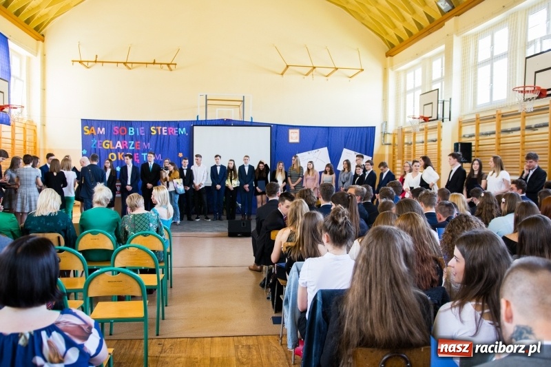 Zdjęcie w galerii na portalu naszraciborz.pl: Maturzyści z II LO pożegnali swoją szkołę wiadomości z regionu