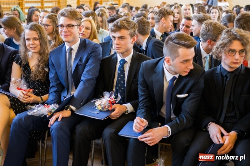 Zdjęcie w galerii na portalu naszraciborz.pl: Maturzyści z II LO pożegnali swoją szkołę wiadomości z regionu