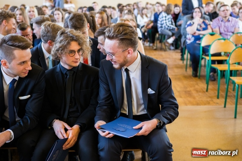 Zdjęcie w galerii na portalu naszraciborz.pl: Maturzyści z II LO pożegnali swoją szkołę wiadomości z regionu