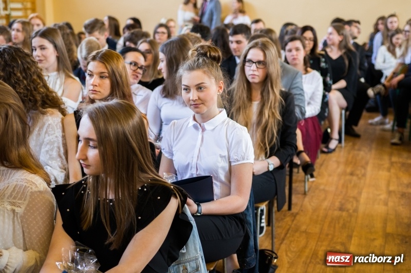 Zdjęcie w galerii na portalu naszraciborz.pl: Maturzyści z II LO pożegnali swoją szkołę wiadomości z regionu