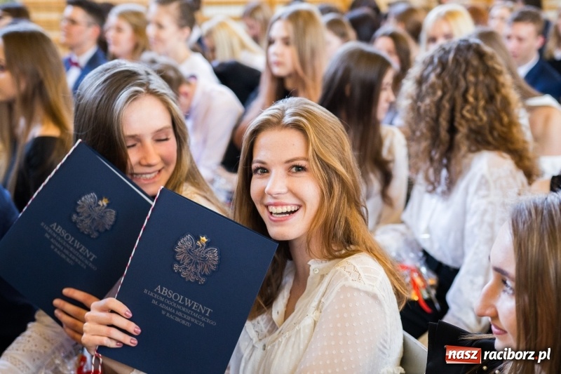 Zdjęcie w galerii na portalu naszraciborz.pl: Maturzyści z II LO pożegnali swoją szkołę wiadomości z regionu