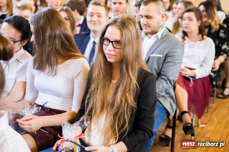 Zdjęcie w galerii na portalu naszraciborz.pl: Maturzyści z II LO pożegnali swoją szkołę wiadomości z regionu