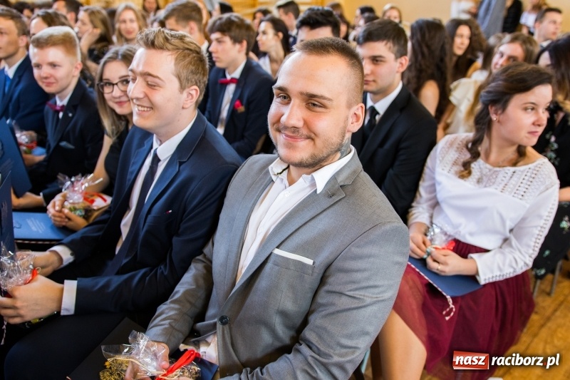 Zdjęcie w galerii na portalu naszraciborz.pl: Maturzyści z II LO pożegnali swoją szkołę wiadomości z regionu