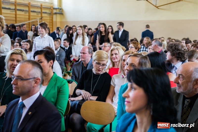 Zdjęcie w galerii na portalu naszraciborz.pl: Maturzyści z II LO pożegnali swoją szkołę wiadomości z regionu