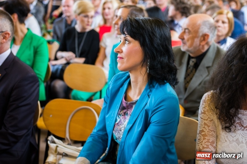 Zdjęcie w galerii na portalu naszraciborz.pl: Maturzyści z II LO pożegnali swoją szkołę wiadomości z regionu