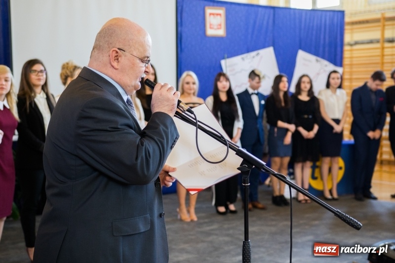 Zdjęcie w galerii na portalu naszraciborz.pl: Maturzyści z II LO pożegnali swoją szkołę wiadomości z regionu