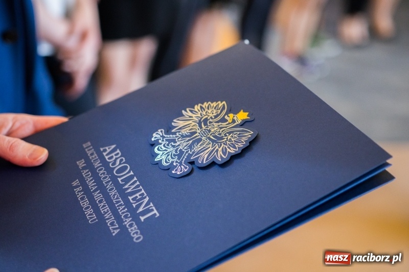 Zdjęcie w galerii na portalu naszraciborz.pl: Maturzyści z II LO pożegnali swoją szkołę wiadomości z regionu