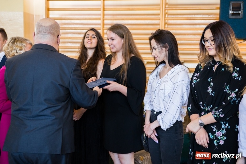 Zdjęcie w galerii na portalu naszraciborz.pl: Maturzyści z II LO pożegnali swoją szkołę wiadomości z regionu