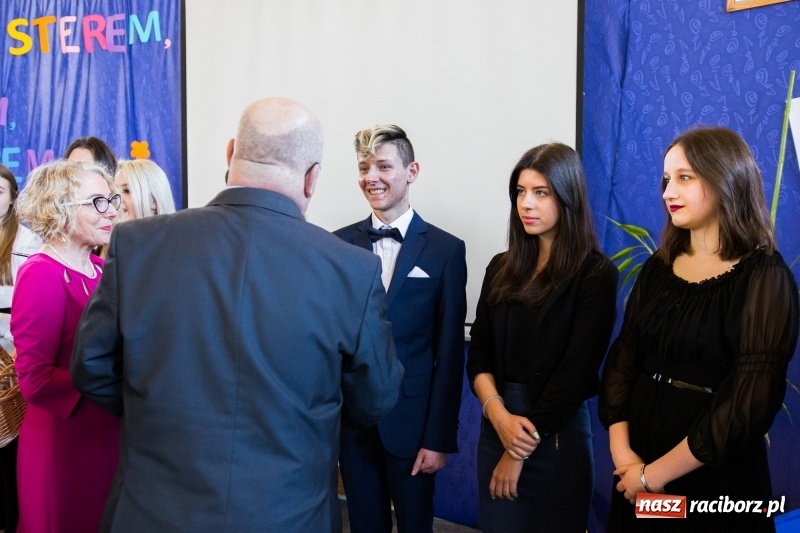 Zdjęcie w galerii na portalu naszraciborz.pl: Maturzyści z II LO pożegnali swoją szkołę wiadomości z regionu