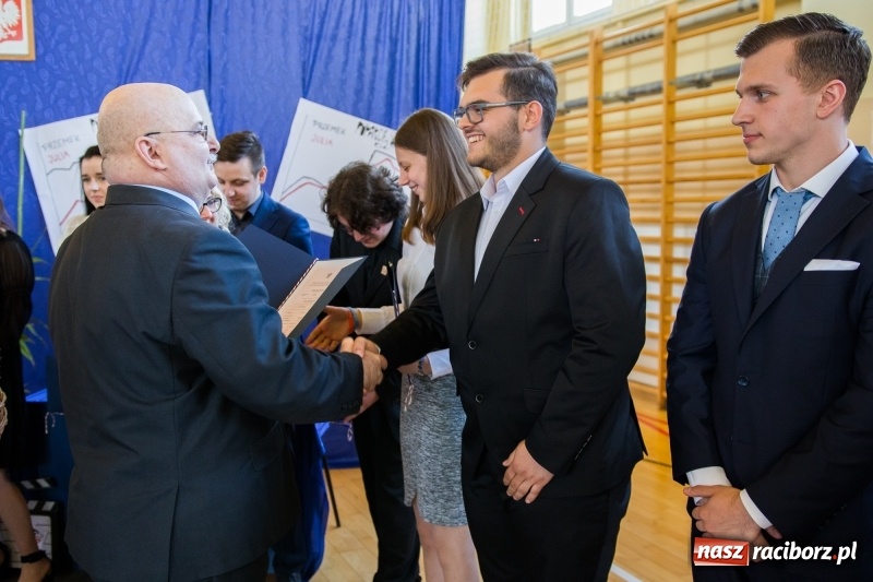 Zdjęcie w galerii na portalu naszraciborz.pl: Maturzyści z II LO pożegnali swoją szkołę wiadomości z regionu