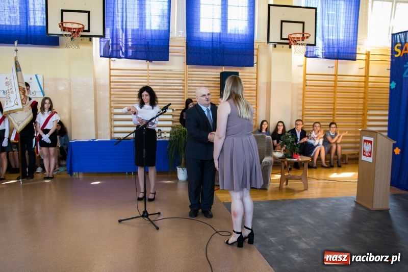 Zdjęcie w galerii na portalu naszraciborz.pl: Maturzyści z II LO pożegnali swoją szkołę wiadomości z regionu