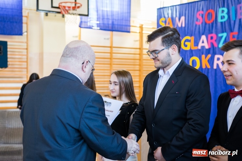 Zdjęcie w galerii na portalu naszraciborz.pl: Maturzyści z II LO pożegnali swoją szkołę wiadomości z regionu