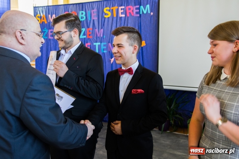 Zdjęcie w galerii na portalu naszraciborz.pl: Maturzyści z II LO pożegnali swoją szkołę wiadomości z regionu