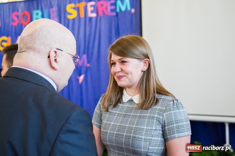 Zdjęcie w galerii na portalu naszraciborz.pl: Maturzyści z II LO pożegnali swoją szkołę wiadomości z regionu