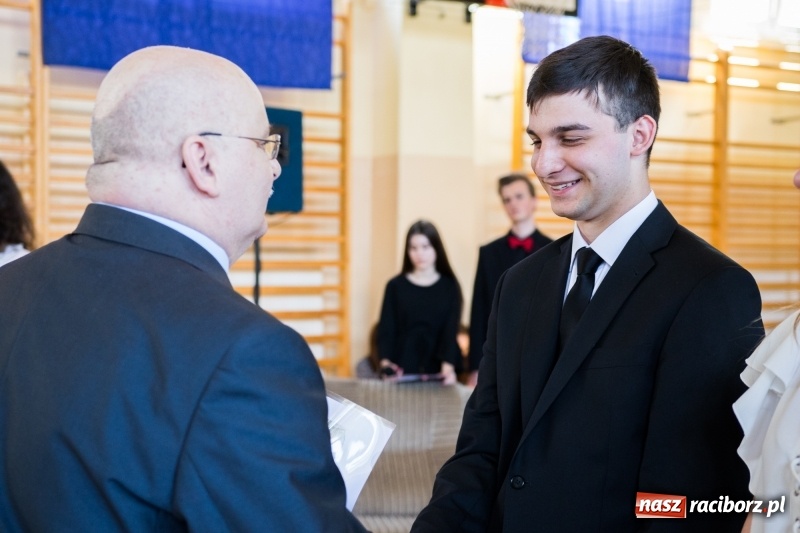 Zdjęcie w galerii na portalu naszraciborz.pl: Maturzyści z II LO pożegnali swoją szkołę wiadomości z regionu
