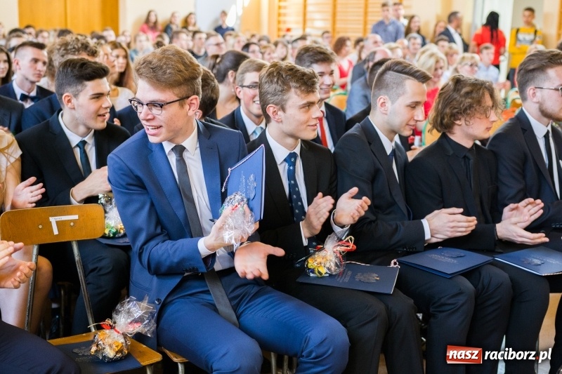 Zdjęcie w galerii na portalu naszraciborz.pl: Maturzyści z II LO pożegnali swoją szkołę wiadomości z regionu