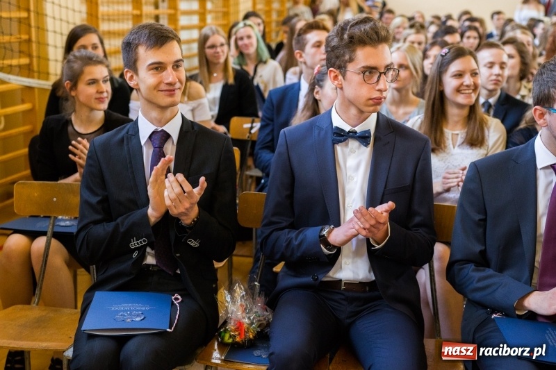 Zdjęcie w galerii na portalu naszraciborz.pl: Maturzyści z II LO pożegnali swoją szkołę wiadomości z regionu