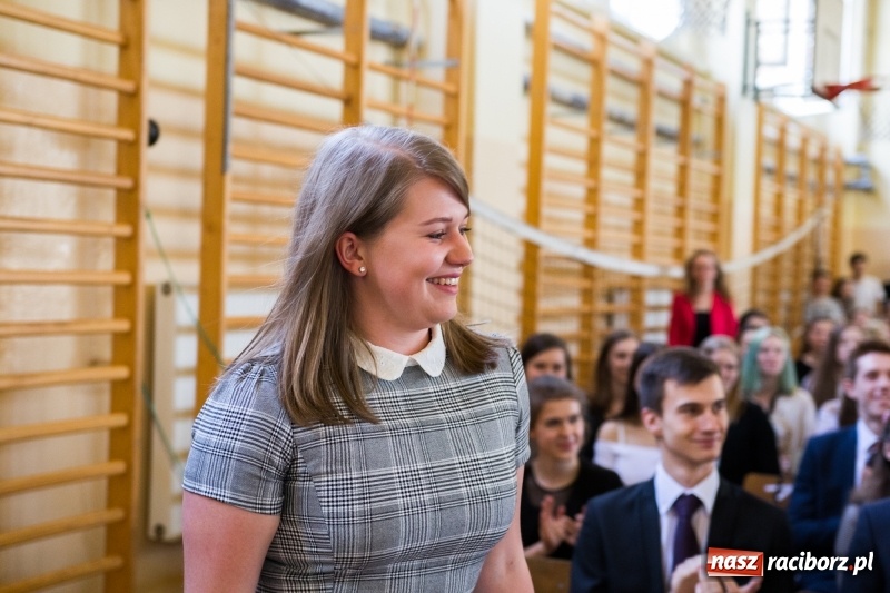 Zdjęcie w galerii na portalu naszraciborz.pl: Maturzyści z II LO pożegnali swoją szkołę wiadomości z regionu