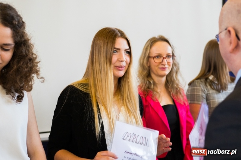 Zdjęcie w galerii na portalu naszraciborz.pl: Maturzyści z II LO pożegnali swoją szkołę wiadomości z regionu