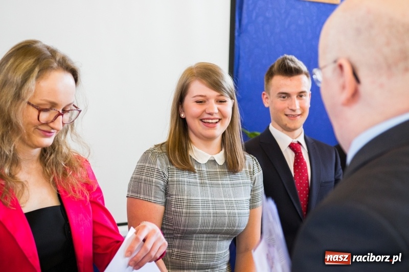 Zdjęcie w galerii na portalu naszraciborz.pl: Maturzyści z II LO pożegnali swoją szkołę wiadomości z regionu