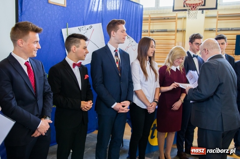 Zdjęcie w galerii na portalu naszraciborz.pl: Maturzyści z II LO pożegnali swoją szkołę wiadomości z regionu