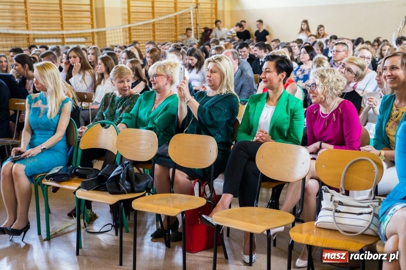 Zdjęcie w galerii na portalu naszraciborz.pl: Maturzyści z II LO pożegnali swoją szkołę wiadomości z regionu