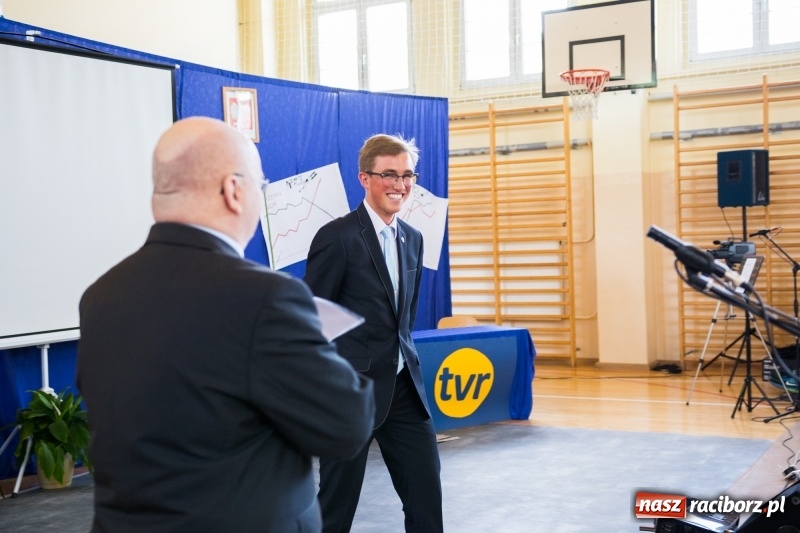 Zdjęcie w galerii na portalu naszraciborz.pl: Maturzyści z II LO pożegnali swoją szkołę wiadomości z regionu