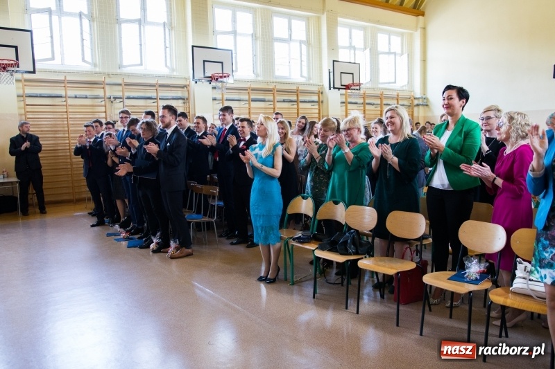 Zdjęcie w galerii na portalu naszraciborz.pl: Maturzyści z II LO pożegnali swoją szkołę wiadomości z regionu