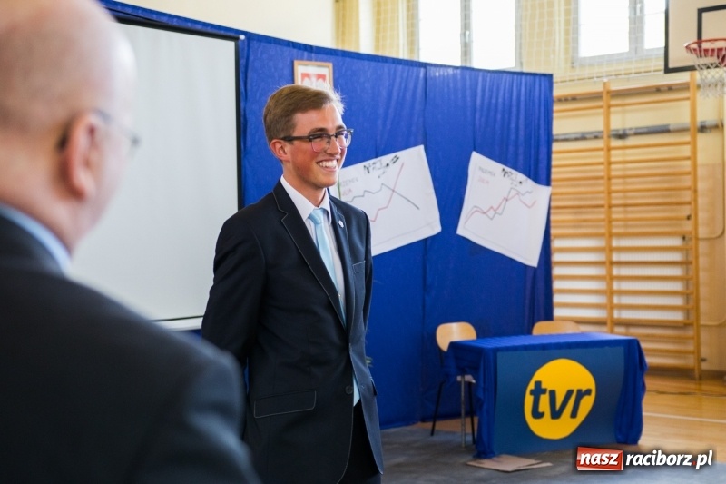 Zdjęcie w galerii na portalu naszraciborz.pl: Maturzyści z II LO pożegnali swoją szkołę wiadomości z regionu