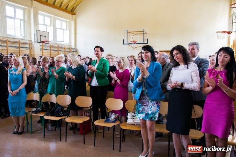 Zdjęcie w galerii na portalu naszraciborz.pl: Maturzyści z II LO pożegnali swoją szkołę wiadomości z regionu