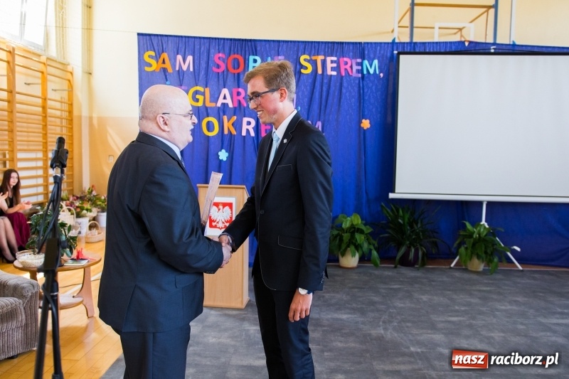 Zdjęcie w galerii na portalu naszraciborz.pl: Maturzyści z II LO pożegnali swoją szkołę wiadomości z regionu