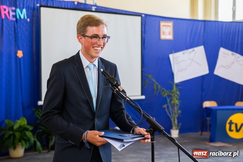 Zdjęcie w galerii na portalu naszraciborz.pl: Maturzyści z II LO pożegnali swoją szkołę wiadomości z regionu