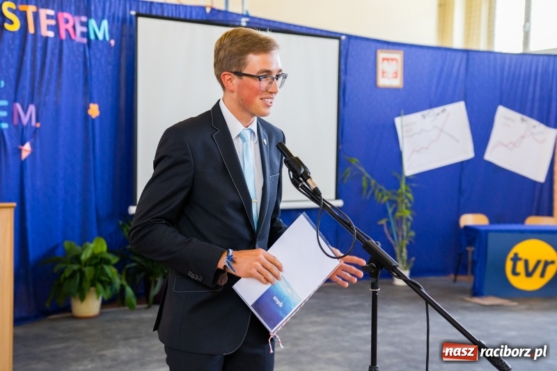 Zdjęcie w galerii na portalu naszraciborz.pl: Maturzyści z II LO pożegnali swoją szkołę wiadomości z regionu