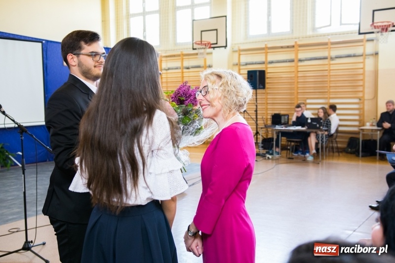 Zdjęcie w galerii na portalu naszraciborz.pl: Maturzyści z II LO pożegnali swoją szkołę wiadomości z regionu
