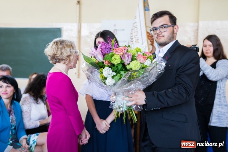 Zdjęcie w galerii na portalu naszraciborz.pl: Maturzyści z II LO pożegnali swoją szkołę wiadomości z regionu