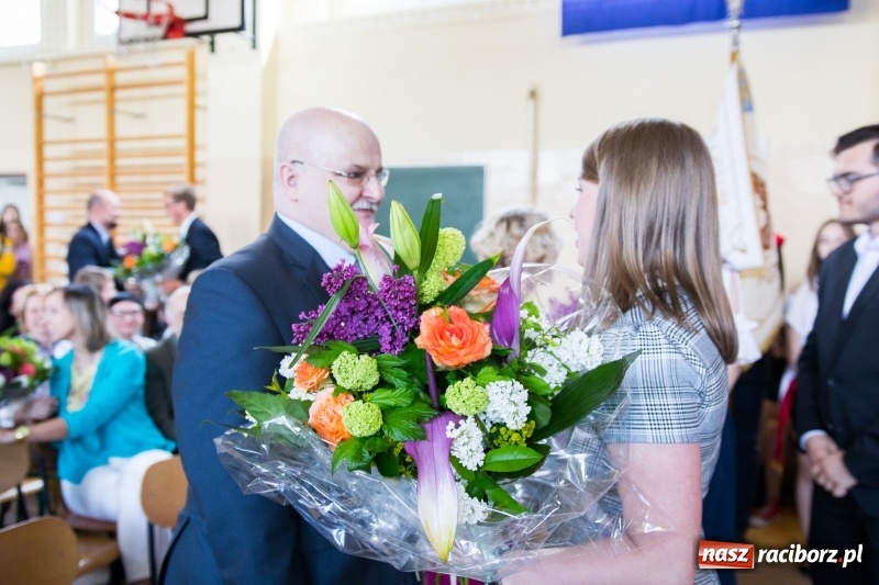 Zdjęcie w galerii na portalu naszraciborz.pl: Maturzyści z II LO pożegnali swoją szkołę wiadomości z regionu