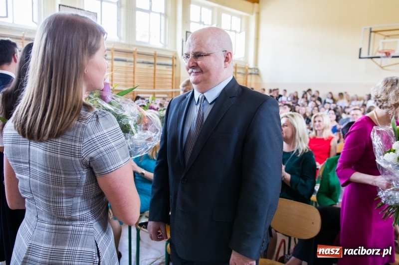 Zdjęcie w galerii na portalu naszraciborz.pl: Maturzyści z II LO pożegnali swoją szkołę wiadomości z regionu