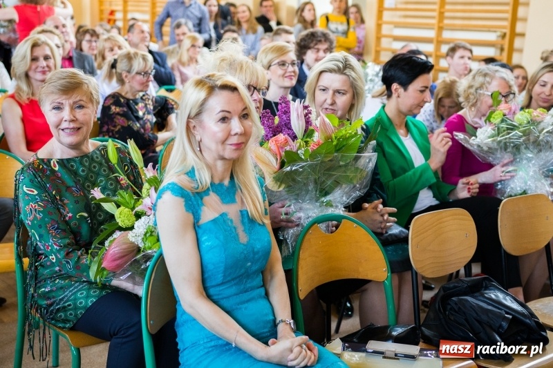 Zdjęcie w galerii na portalu naszraciborz.pl: Maturzyści z II LO pożegnali swoją szkołę wiadomości z regionu