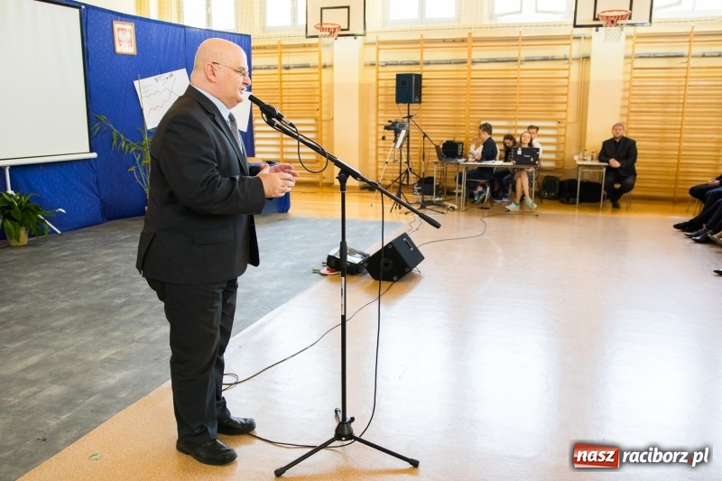Zdjęcie w galerii na portalu naszraciborz.pl: Maturzyści z II LO pożegnali swoją szkołę wiadomości z regionu