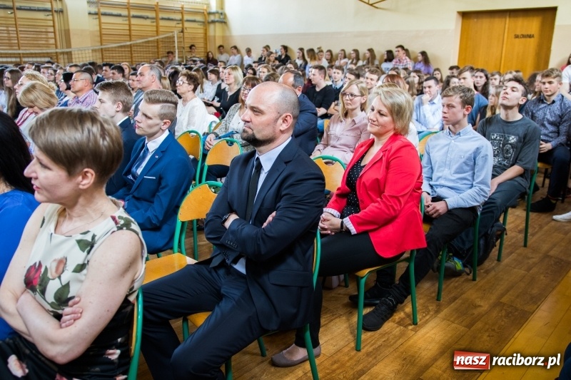 Zdjęcie w galerii na portalu naszraciborz.pl: Maturzyści z II LO pożegnali swoją szkołę wiadomości z regionu