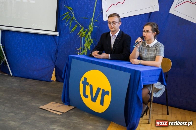 Zdjęcie w galerii na portalu naszraciborz.pl: Maturzyści z II LO pożegnali swoją szkołę wiadomości z regionu