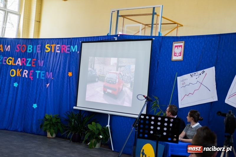 Zdjęcie w galerii na portalu naszraciborz.pl: Maturzyści z II LO pożegnali swoją szkołę wiadomości z regionu