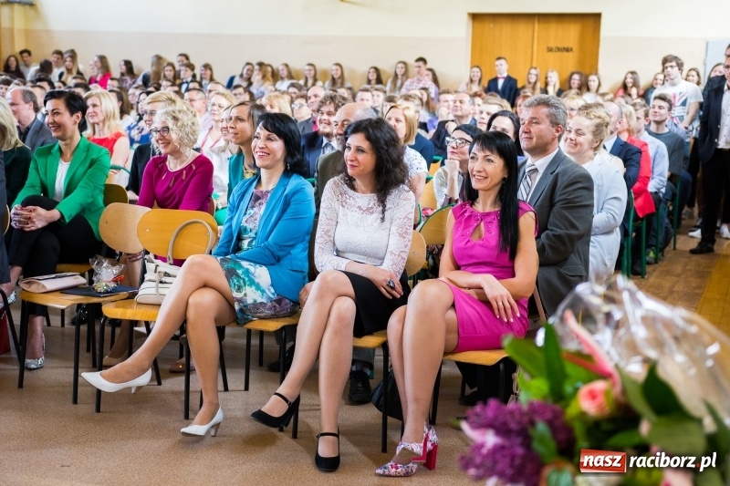 Zdjęcie w galerii na portalu naszraciborz.pl: Maturzyści z II LO pożegnali swoją szkołę wiadomości z regionu