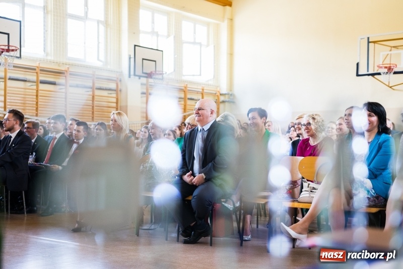 Zdjęcie w galerii na portalu naszraciborz.pl: Maturzyści z II LO pożegnali swoją szkołę wiadomości z regionu