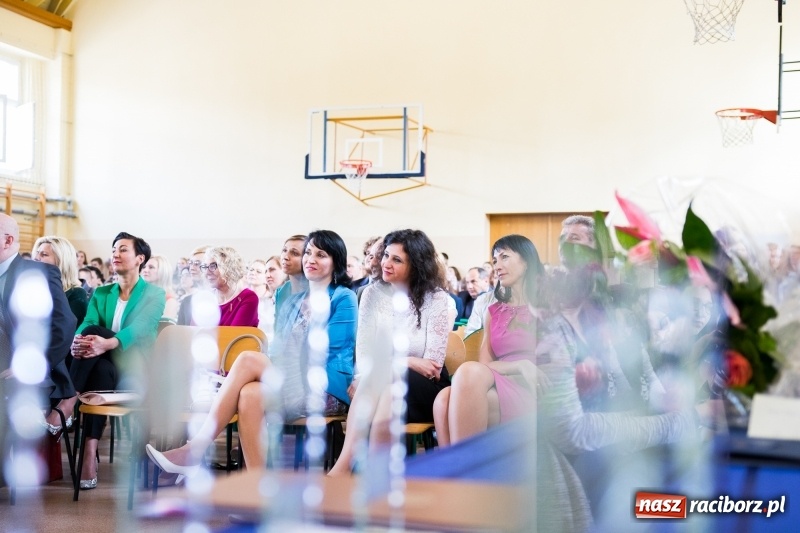 Zdjęcie w galerii na portalu naszraciborz.pl: Maturzyści z II LO pożegnali swoją szkołę wiadomości z regionu